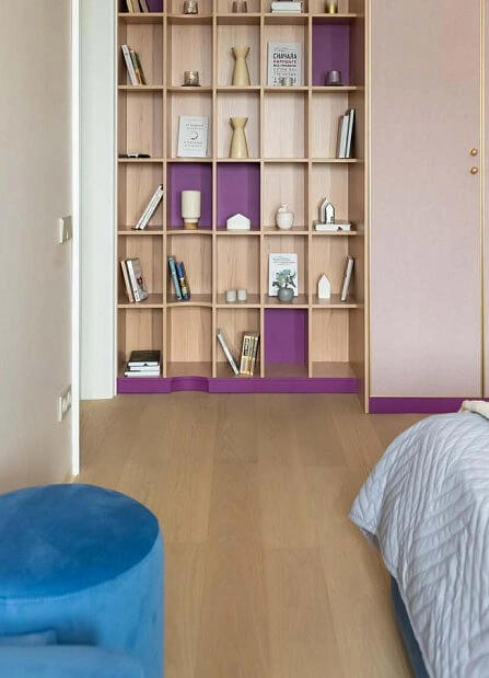 SPC-паркет Aqua Wood My Step в спальне спортивных супругов: проект «Квартирного вопроса»